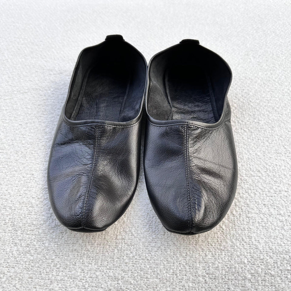 leather slippers in black color