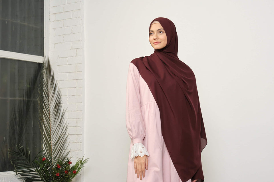 Mahogany Dubai Silk Scarf Hijab | Salon Tutar Baturke Mai Taushi | Muslimah Wear | Suturar Matan Musulmi | Hijabi Muslimah | Shawl | Hijabi Fashion