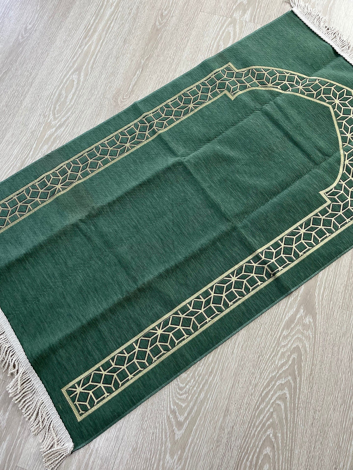 Al-Khwarizmi Green Lux Prayer Mat, Chenille Fabric Sajjada, Lightweight Musallah, Prayer Rug, Janamaz Hajj Umrah Gift, Muslim Gift Set