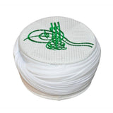 हाथ से निर्मित इस्लामी प्रार्थना टोपी - सफेद और हरे रंग की तुग़रा कशीदाकारी पुरुषों की कुफ़ी टोपी - सारिक - खोपड़ी की टोपी - प्राकृतिक फ़ेज़ - पगड़ी सरिक टोपी -